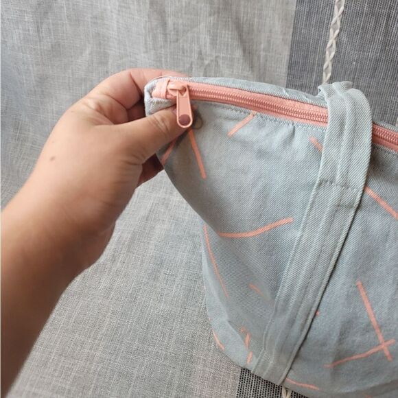 NWT- TALKING OUT OF TURN Canvas Bundle - Picture 10 of 13